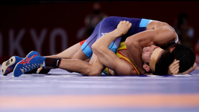 Nurislam Sanayev (nằm dưới) dùng hết sức cắn đối thủ