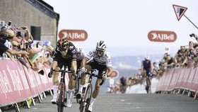 Chiến thắng suýt sao của Van Aert trước Alaphilippe