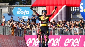 Primoz Roglic ung dung một mình về đích