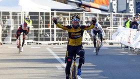 Primoz Roglic ăn mừng chiến thắng sự kiện BeKing Monaco