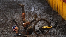 Cú té ngã của Wout Van Aert