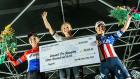 Olivia Ray nhận bảng tiền thưởng tượng trưng khi giành chiến thắng