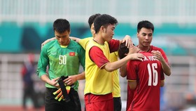 Các cầu thủ an ủi Minh Vương sau trận đấu. Ảnh: DŨNG PHƯƠNG