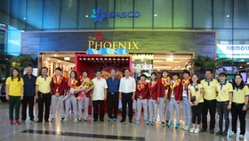 Lãnh đạo LĐBĐ TPHCM, Trung tâm thể thao Quận 1 cùng đại diện đội nữ TPHCM chúc mừng cô trò HLV Kim Chi tại sân bay Tân Sơn Nhất. Ảnh: HỮU THỊNH