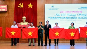 Trao tặng hơn 2.700 lá cờ Tổ quốc và ảnh Bác Hồ cho ngư dân bám biển