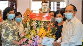 Phó Chủ tịch UBND TPHCM Phan Thị Thắng thăm thầy thuốc lão thành