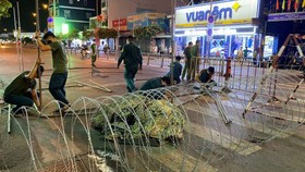 Lập chốt phong tỏa tại khu vực ngã tư Phan Văn Trị - Phạm Văn Đồng (quận Gò Vấp), tối 31-5-2021