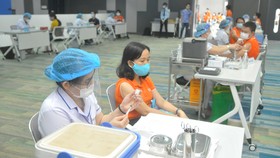 Nhân viên FPT Sofware TPHCM tại khu công nghệ cao TP HCM tiêm vaccine Covid-19 sáng ngày 19-6. Ảnh: CAO THĂNG