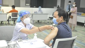 Tiêm vaccine Covid-19 tại khu công nghệ cao TP HCM, sáng 19-6. Ảnh: CAO THĂNG