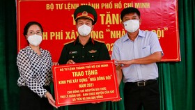 Trao kinh phí xây “Nhà đồng đội” và tặng quà cho người dân trên ấp đảo Thiềng Liềng