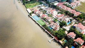 Hành lang bảo vệ sông Sài Gòn bị lấn chiếm, xây dựng không phép. Ảnh: VNN