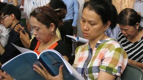 Theo quy định hiện hành, khi bán nhà hình thành trong tương lai chủ đầu tư phải "giải chấp" dự án nếu chủ đầu tư trước đó đã thế chấp tài sản để vay vốn. (Khách hàng mua nhà hình thành trong tương lai tại một dự án: Ảnh Đỗ Trà Giang)