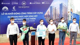 Phó Chủ tịch UBND TPHCM Lê Hòa Bình (bìa trái) và Chủ tịch TP Thủ Đức Hoàng Tùng (thứ 4 từ trái qua) chúc mừng chủ đầu tư và các nhà thầu