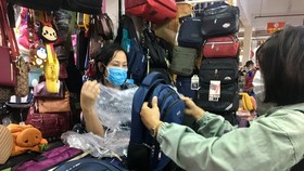 Customers go shopping at Binh Tay Market. (Photo: SGGP)