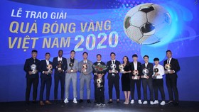 Các cầu thủ Nguyễn Văn Quyết, Huỳnh Như và Nguyễn Minh Trí chia sẻ cảm xúc sau khi nhận danh hiệu cao nhất tại Quả bóng vàng Việt Nam 2020