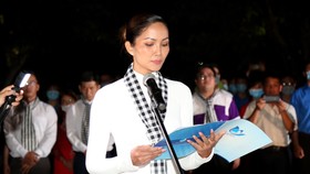 Hoa hậu H'Hen Niê xúc động phát biểu tại Nghĩa trang Hàng Dương. Ảnh: PHAN THANH VIỆT