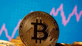 Bitcoin lao dốc về dưới 33.000 USD sau hàng loạt thông tin không tốt