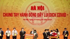 Đại diện ABBANK ủng hộ 10 tỷ đồng cho Quỹ vaccine phòng, chống Covid-19