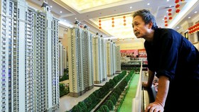 Tập đoàn bất động sản hàng đầu Trung Quốc Evergrande có khoản nợ khổng lồ 300 tỷ USD đang đứng bên bò vực..