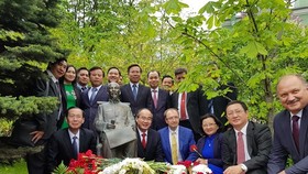 Ho Chi Minh City high ranking officials offer flowers to the statue of President Ho Chi Minh at the St. Petersburg State University. (Photo: Sggp)