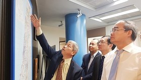 Vietnamese Ambassador to Israel Cao Tran Quoc Hai introduced the situation in the Middle East to Secretary of HCMC Party Committee Nguyen Thien Nhan. (Photo: Sggp)