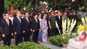 The delegation of leaders of HCMC offer incenses and flowers in commemoration of late President Le Duc Anh at Ho Chi Minh City Martyrs Cemetery.