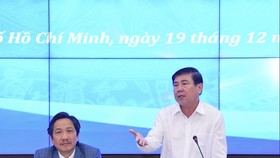 Chairman of the municipal People’s Committee, Nguyen Thanh Phong speaks at the meeting. (Photo; SGGP)