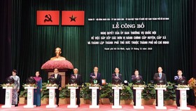 Leaders press the buttons to launch 5G commercial network. (Photo: SGGP)