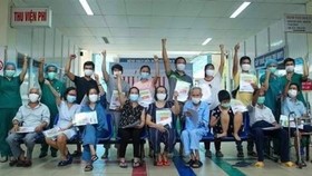 COVID-19 patients in Da Nang are given the all-clear. (Photo: VNA)