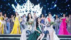 Luong Thuy Linh (C) crowns Miss World Vietnam 2019. The fisrt and second runners-up went to Nguyen Ha Kieu Loan (L) and Nguyen Tuong San