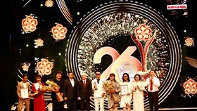 Head of the Propaganda Department of the City Party Committee, Phan Nguyen Nhu Khue (C), Vice Chairman of HCMC People's Committee Duong Anh Duc (R), Former deputy Secretary of the HCMC Party Committee, Nguyen Thi Thu Ha (2nd, R) present awards to artists.