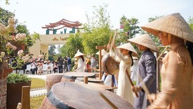 Travelers visit Mot Thoang Viet Nam Tourist Area on January 16. (Photo: SGGP)