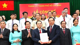 Secretary of the Party Committee of HCMC, Nguyen Van Nen (R) hands over the establishment decision of Thu Duc City Party Committee to Secretary of Thu Duc City Party Committee Mr. Nguyen Van Hieu