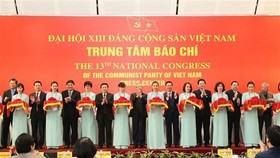 Delegates cut ribbon to inaugurate press centre serving 13th National Party Congress (Photo: VNA)
