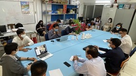 At an urgent meeting on students dropping out of school in Nguyen Du High School in District 10