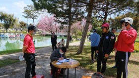20 people are fined a total of VND40 million (US$1,700) for failing to wear face masks in Da Lat City. (Photo: SGGP)