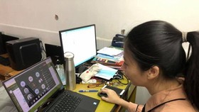 A teacher of Minh Duc Secondary School in HCMC's District 1 is giving an online lesson. (Photo: SGGP)