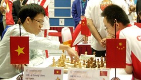 Top Vietnamese chess player Le Quang Liem (L) (Photo: SGGP)