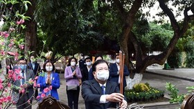 Deputy PM Trinh Dinh Dung offers incenses at Hai Ba Trung Temple in Hanoi’s Me Linh District. (Photo: SGGP)