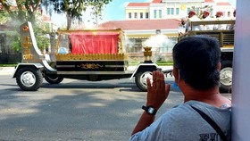 Locals stand along the street to bid him farewell. (Photo: SGGP)
