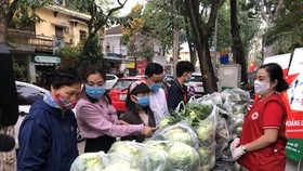 The campaign calls on domestic consumers to help farmers in Hai Duong province, who are struggling against the COVID-19 pandemic with a huge amount of unsold farm produce. (Photo:SGGP)