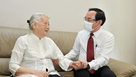Secretary of the Party Central Committee, Secretary of HCMC Party Committee Nguyen Van Nen (R) visits Hero of Labor and former Deputy Minister of Health, Doctor Doan Thuy Ba. (Photo: SGGP)