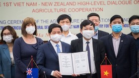 Deputy Minister of Agriculture and Rural Development Le Quoc Doanh held up the agreement with New Zealand during the first New Zealand – Vietnam Agricultural Dialogue (Photo from the New Zealand Embassy in Vietnam)