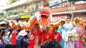 A performance of kylin and dragon dances in Nguyen Tieu Festival in HCMC's China Town (Photo: SGGP)