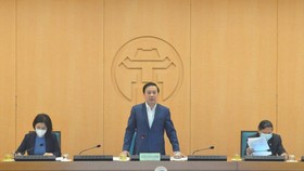 Vice chairman of the People’s Committee of Hanoi, Chu Xuan Dung chairs the meeting. (Photo; SGGP)