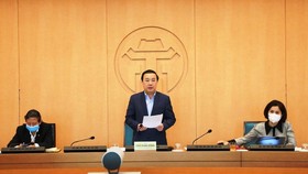 Vice chairman of the People’s Committee of Hanoi, Chu Xuan Dung chairs the meeting. (Photo: SGGP)