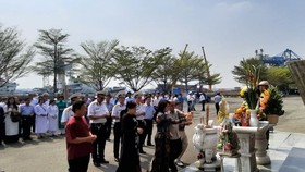 The ceremony commemorating 64 martyrs who died in a battle to protect Gac Ma Island is held in HCMC. (Photo: SGGP)