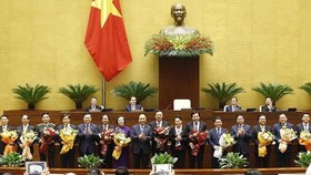 Leaders of Vietnam and the newly-appointed Government members pose for a group photo on April 8 morning (Photo: VNA)