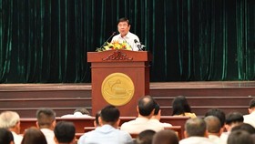 Chairman of the People’s Committee of HCMC Ngu yen Thanh Phong speaks at the meeting. (Photo: SGGP)