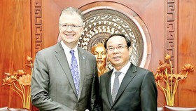 Secretary of the HCMC Party Committee Nguyen Van Nen (R) and US Ambassador to Vietnam Daniel J.Kritenbrink (Photo: SGGP)